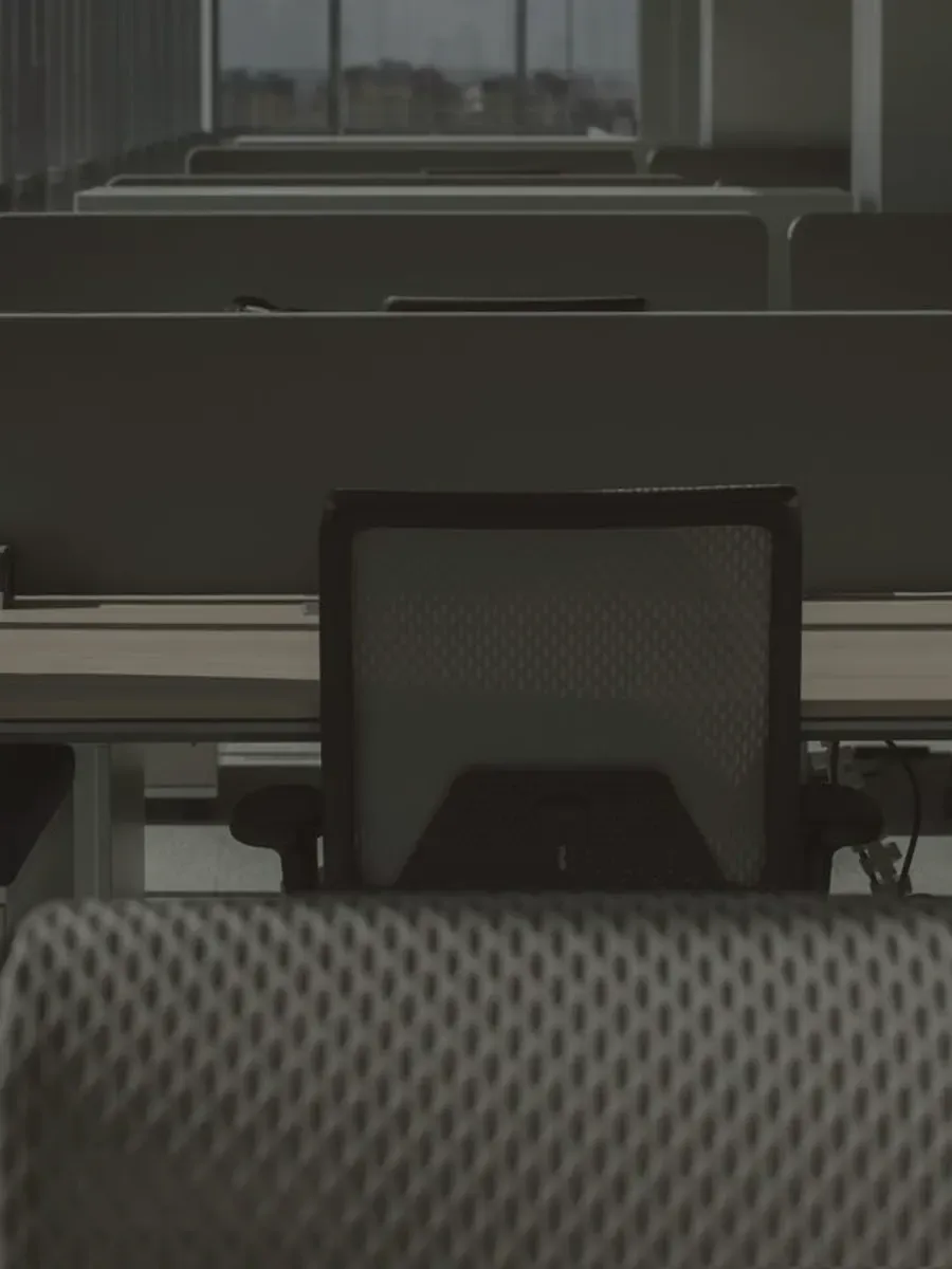Postes de travail inoccupés dans un bureau.