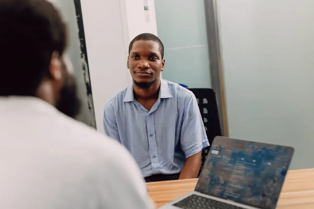 Entretien professionnel dans un bureau.