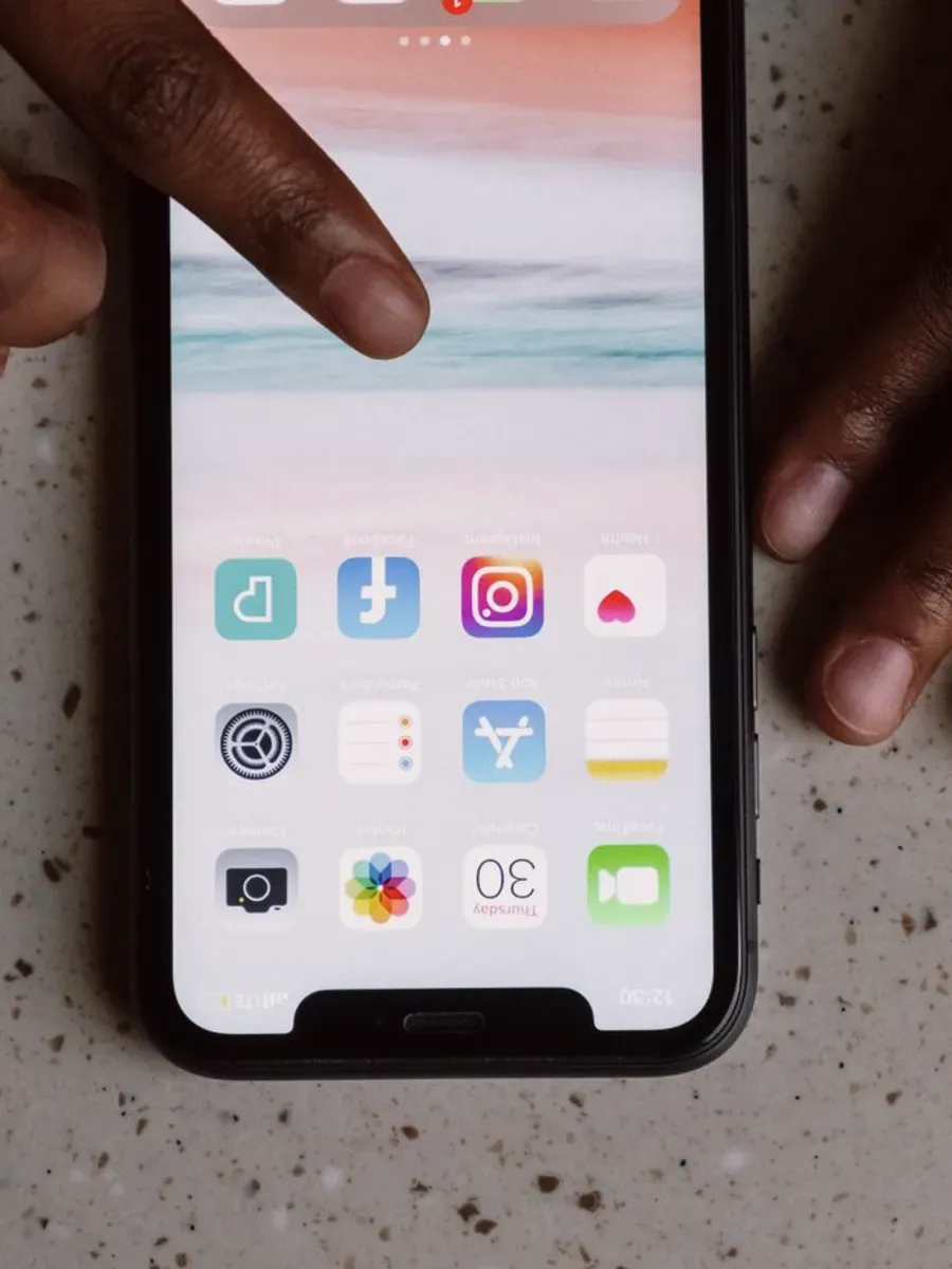 Téléphone posé sur une table, applications de réseaux sociaux à l'écran.